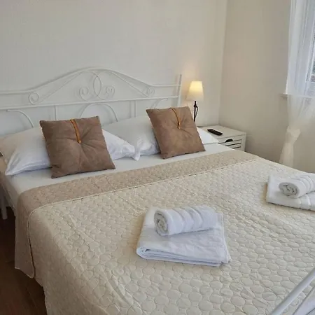 בית נופש Seaside House For Families With Children Mastrinka, Ciovo - 22789 טרוגיר