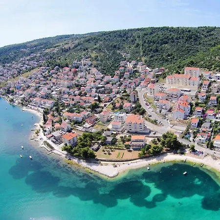 בית נופש Seaside House For Families With Children Mastrinka, Ciovo - 22789 טרוגיר